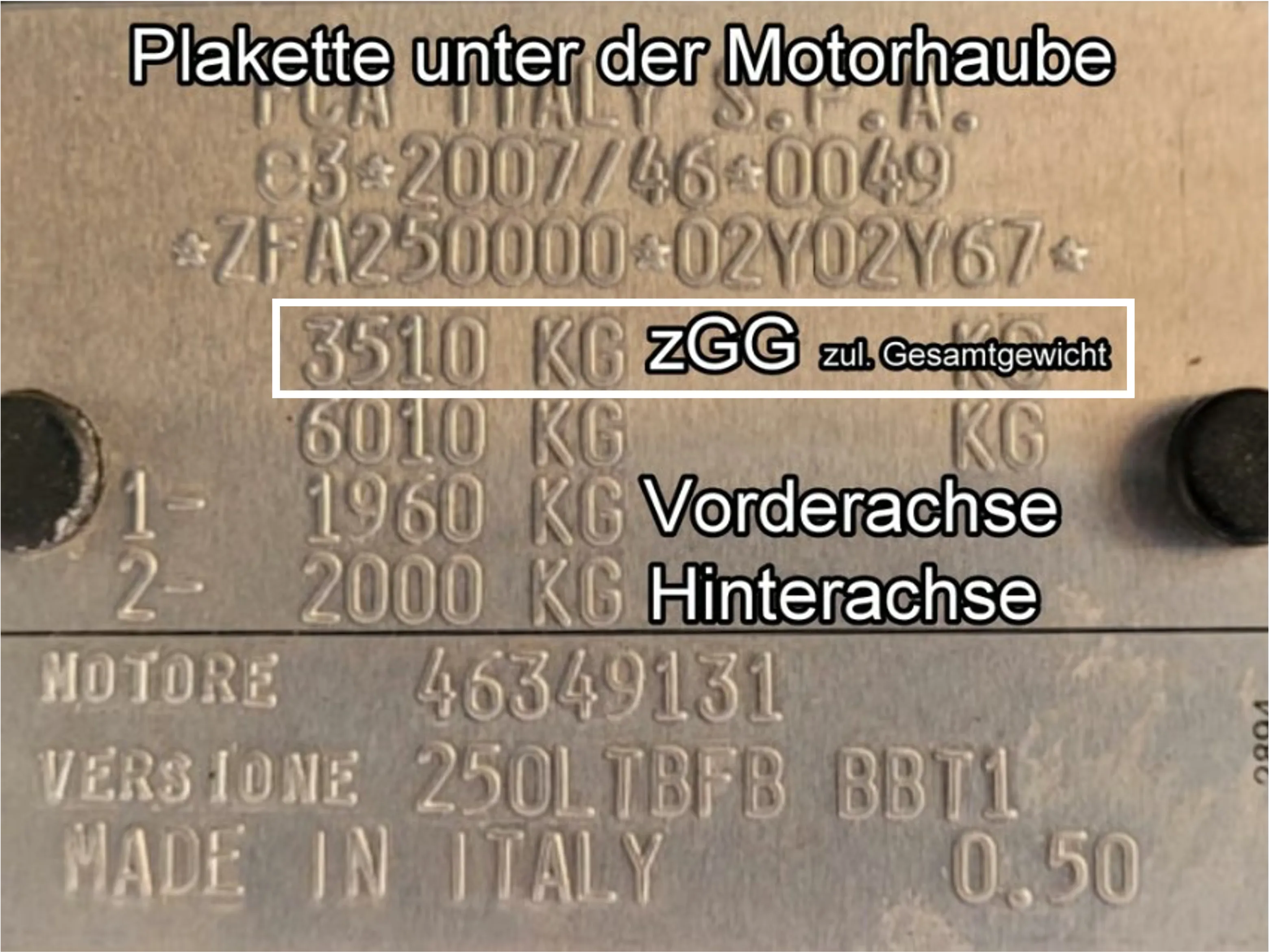 Beispielbild: zulässiges Gesamtgewicht am Typenschild oder Fahrzeugschein finden